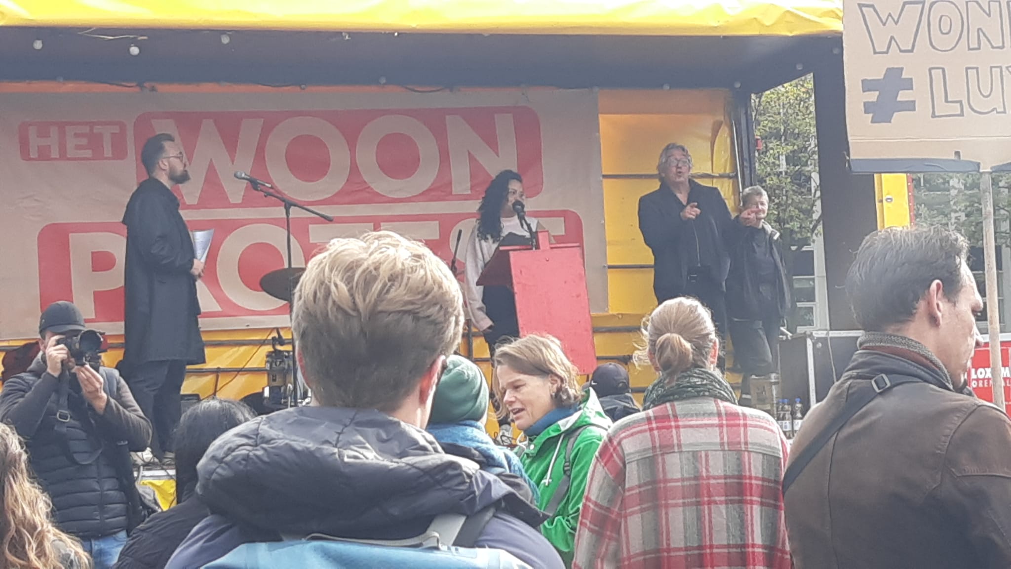 Tamara Kuschel spreekt op het Woonprotest